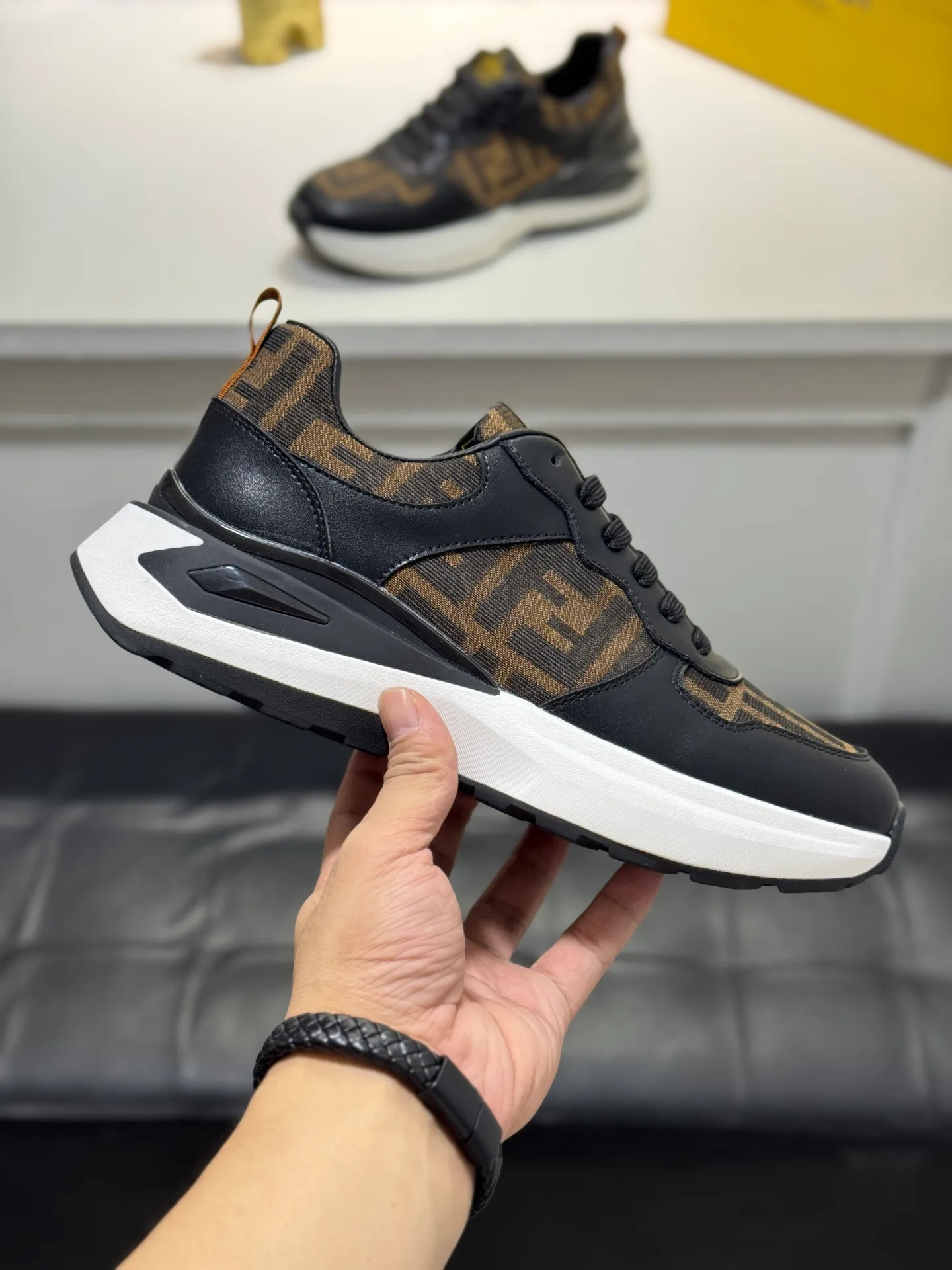 Men's shoes 💰440 [New style] 🐛🐛FENDI* Fendi! Purchasing agent level🔥hot style, the upper is made of cowhide➕canvas, and the lightweight non-slip outsole. Top quality in the market, personally performed by many celebrities, fashionable and popular, versatile and popular, simple yet tasteful, a must-have for fashionistas, exuding a fashionable and casual atmosphere, fashion is at your feet, wear it with confidence. Size: 38-44 (45 customized